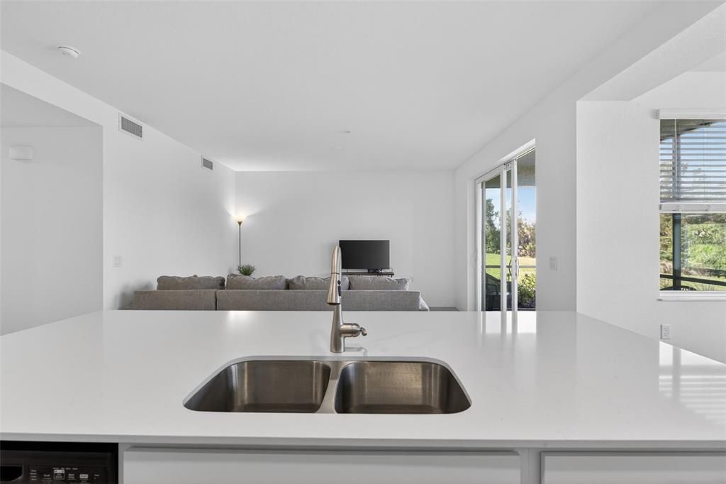 待售: $255,000 (2 贝兹, 2 浴室, 1180 平方英尺)