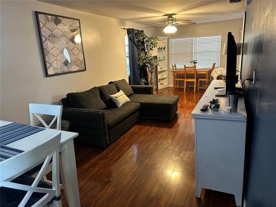 For Rent: $2,200 (2 beds, 1 baths, 960 Square Feet)