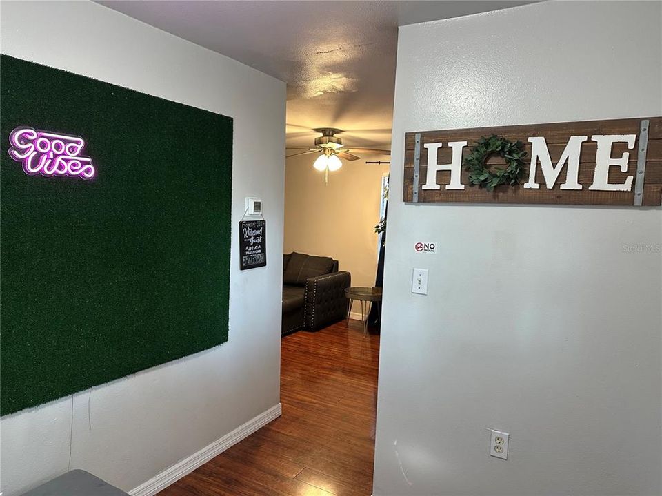 For Rent: $2,200 (2 beds, 1 baths, 960 Square Feet)