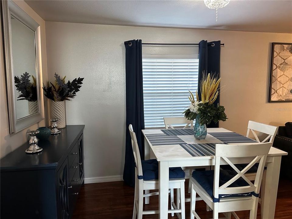 For Rent: $2,200 (2 beds, 1 baths, 960 Square Feet)