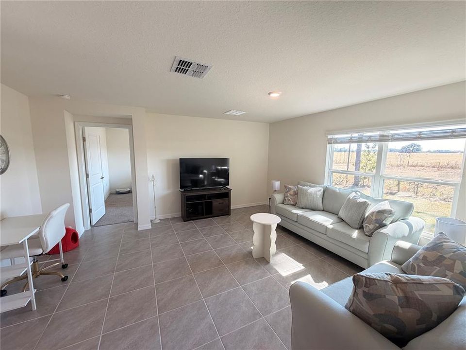 待售: $330,000 (4 贝兹, 2 浴室, 1827 平方英尺)