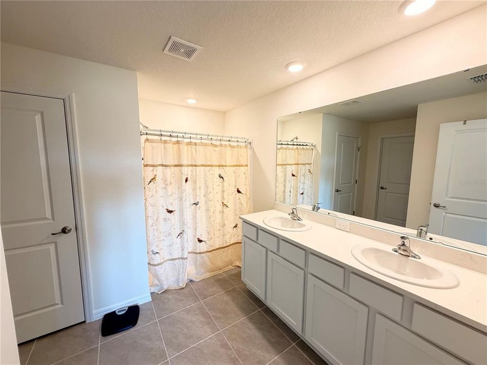 待售: $330,000 (4 贝兹, 2 浴室, 1827 平方英尺)