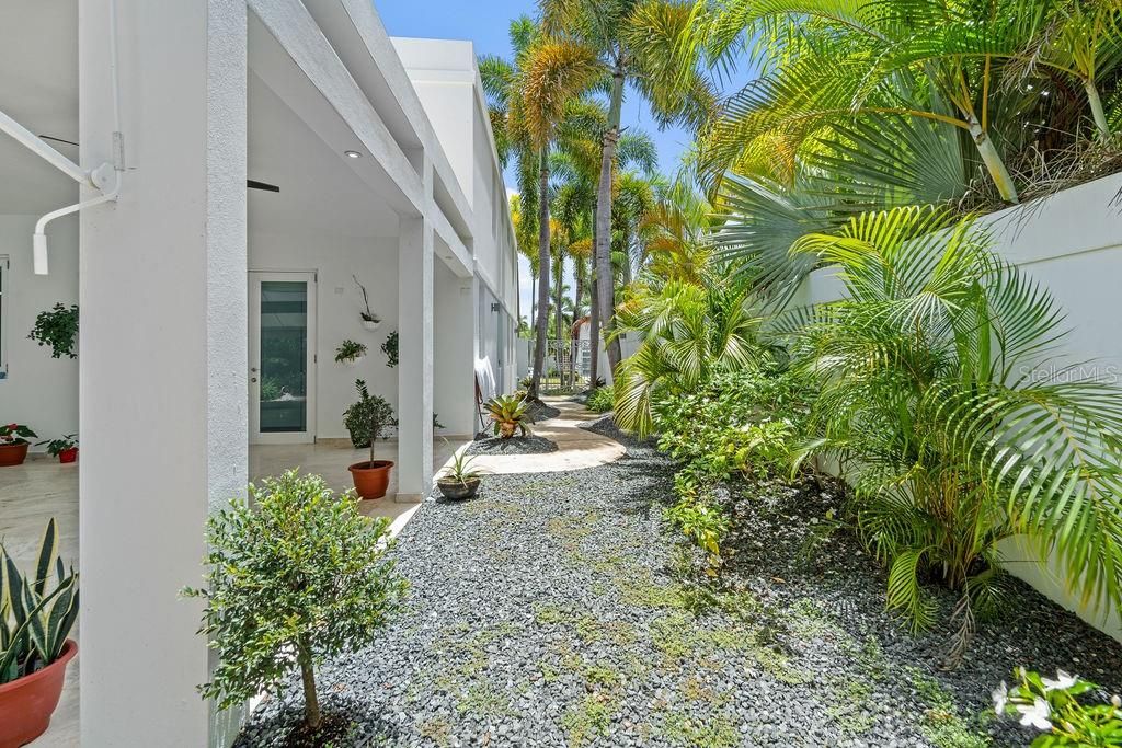 For Sale: $885,000 (4 beds, 3 baths, 3780 Square Feet)