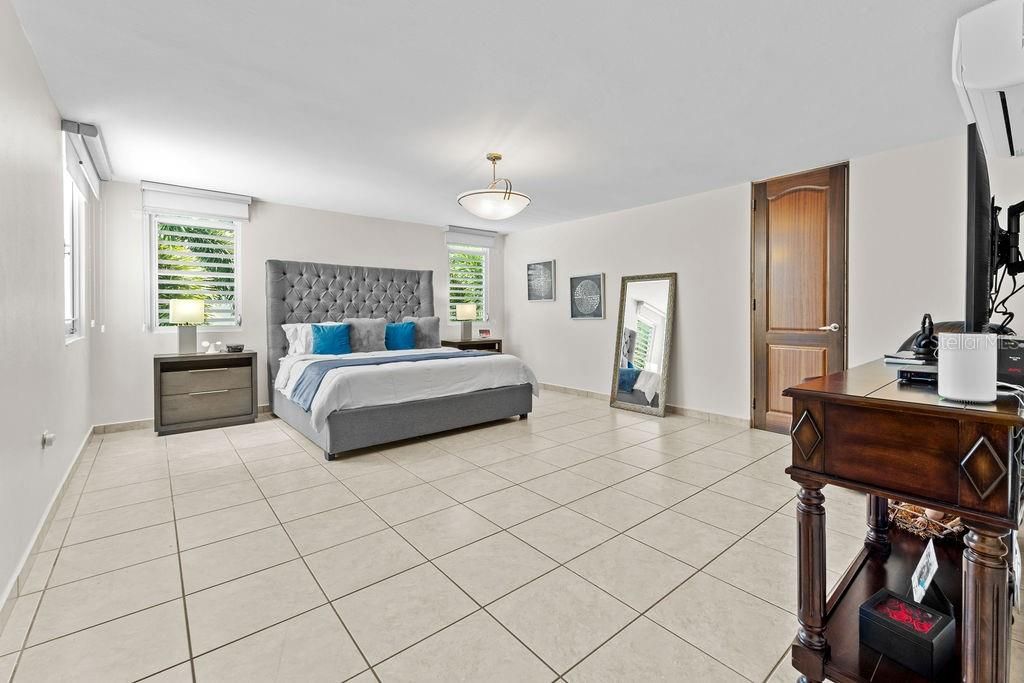 For Sale: $885,000 (4 beds, 3 baths, 3780 Square Feet)