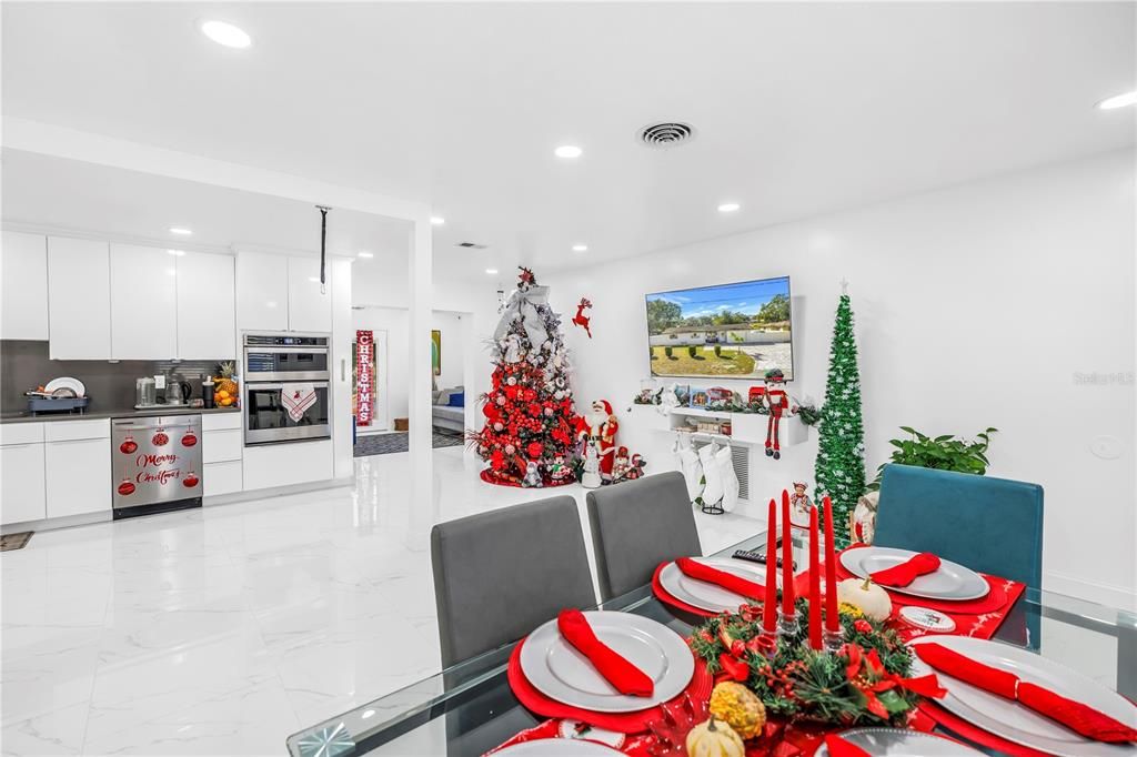 En Venta: $556,000 (4 camas, 3 baños, 1747 Pies cuadrados)