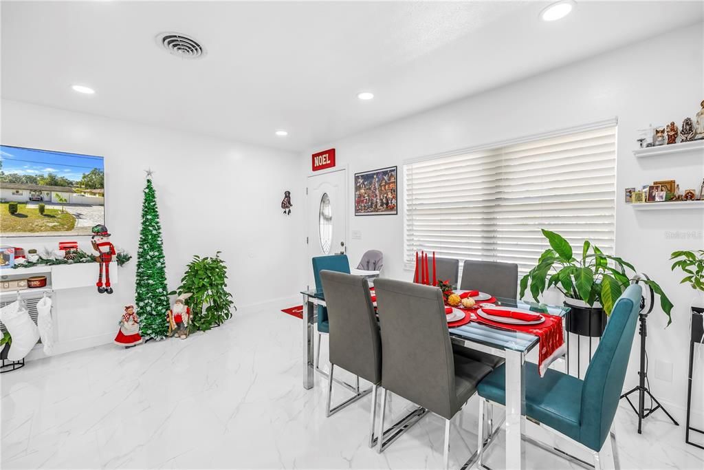 En Venta: $556,000 (4 camas, 3 baños, 1747 Pies cuadrados)