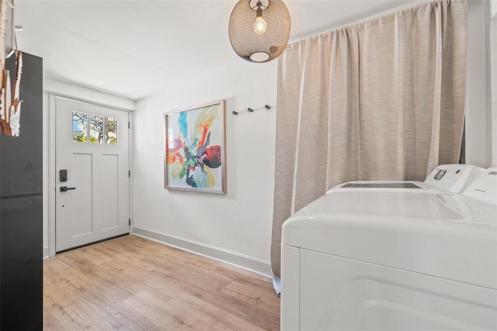 For Rent: $3,000 (2 beds, 1 baths, 1200 Square Feet)