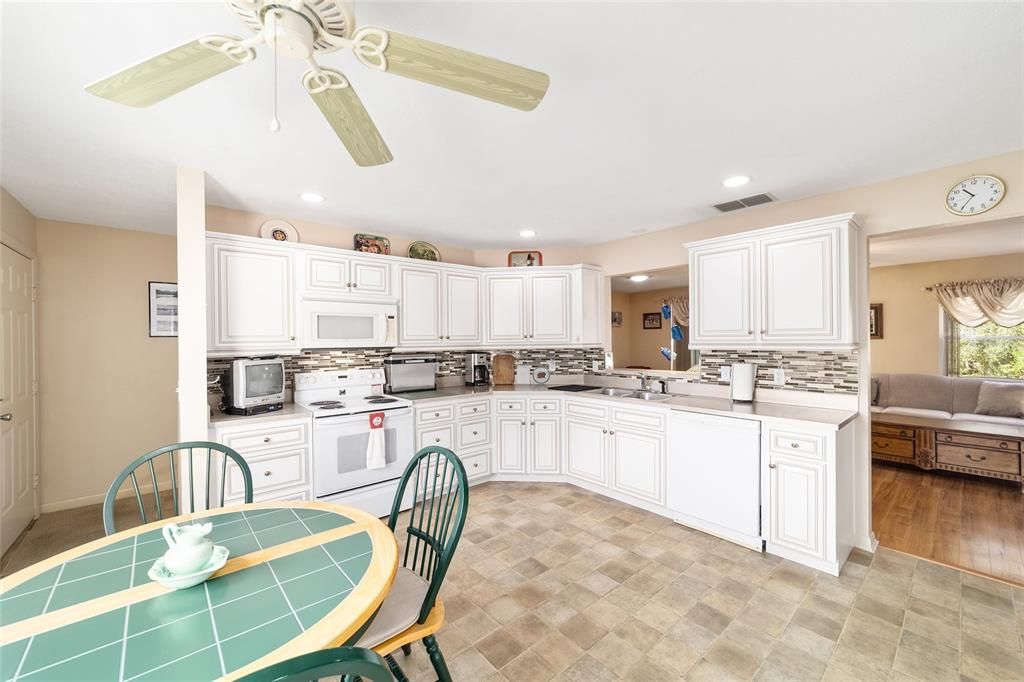 For Sale: $179,000 (2 beds, 2 baths, 1215 Square Feet)