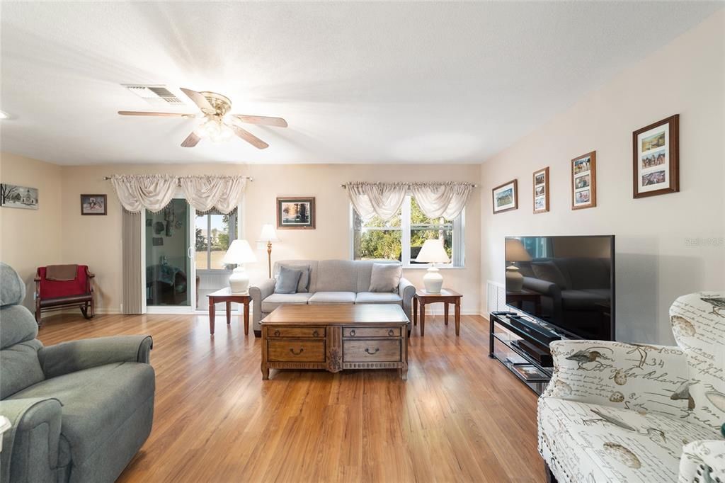 For Sale: $179,000 (2 beds, 2 baths, 1215 Square Feet)