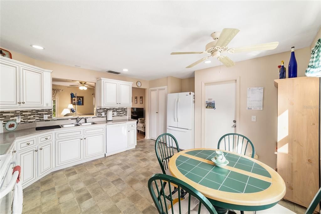 For Sale: $179,000 (2 beds, 2 baths, 1215 Square Feet)