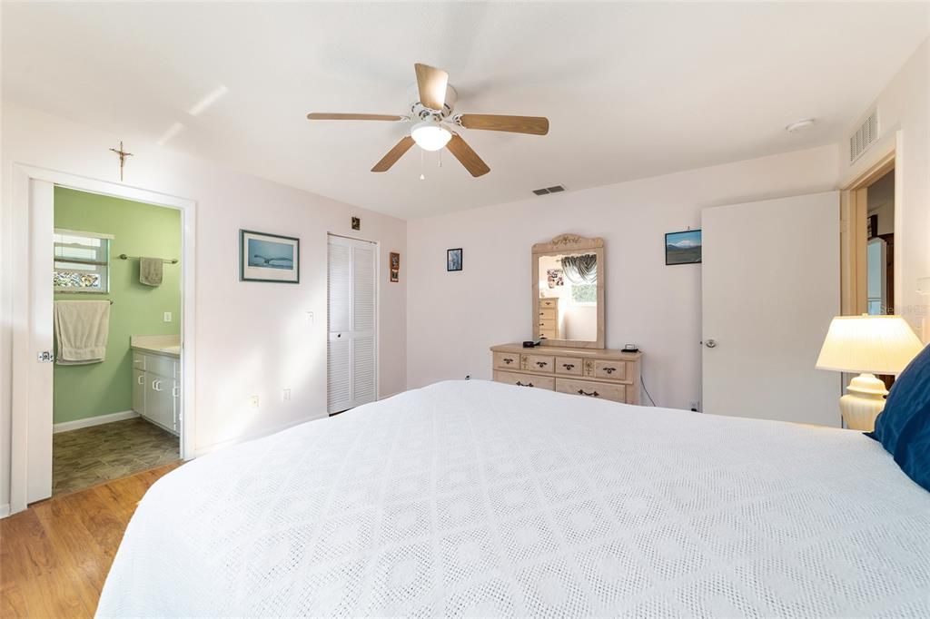 For Sale: $179,000 (2 beds, 2 baths, 1215 Square Feet)