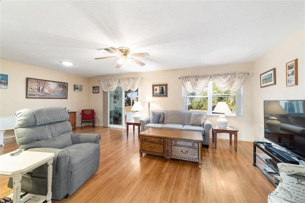 For Sale: $179,000 (2 beds, 2 baths, 1215 Square Feet)