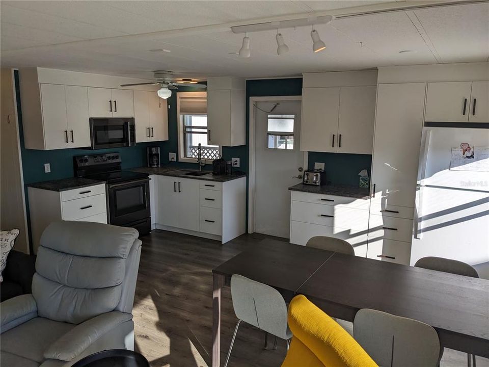 待售: $125,000 (2 贝兹, 2 浴室, 720 平方英尺)