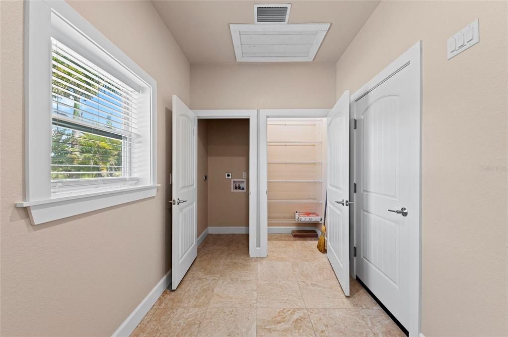 For Sale: $360,000 (1 beds, 1 baths, 300 Square Feet)