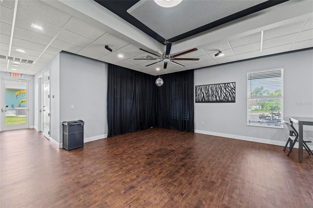 For Sale: $360,000 (1 beds, 1 baths, 300 Square Feet)