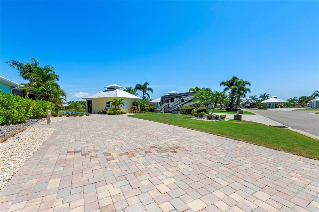 For Sale: $360,000 (1 beds, 1 baths, 300 Square Feet)