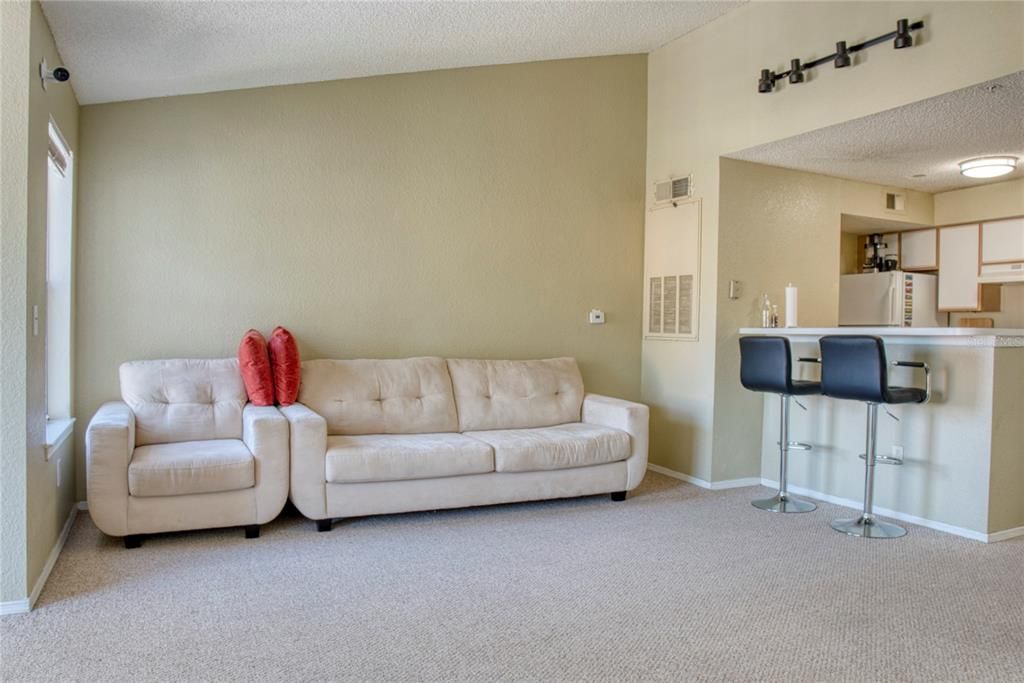 For Sale: $140,000 (1 beds, 1 baths, 762 Square Feet)