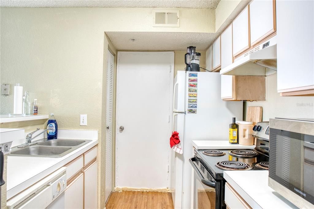For Sale: $140,000 (1 beds, 1 baths, 762 Square Feet)