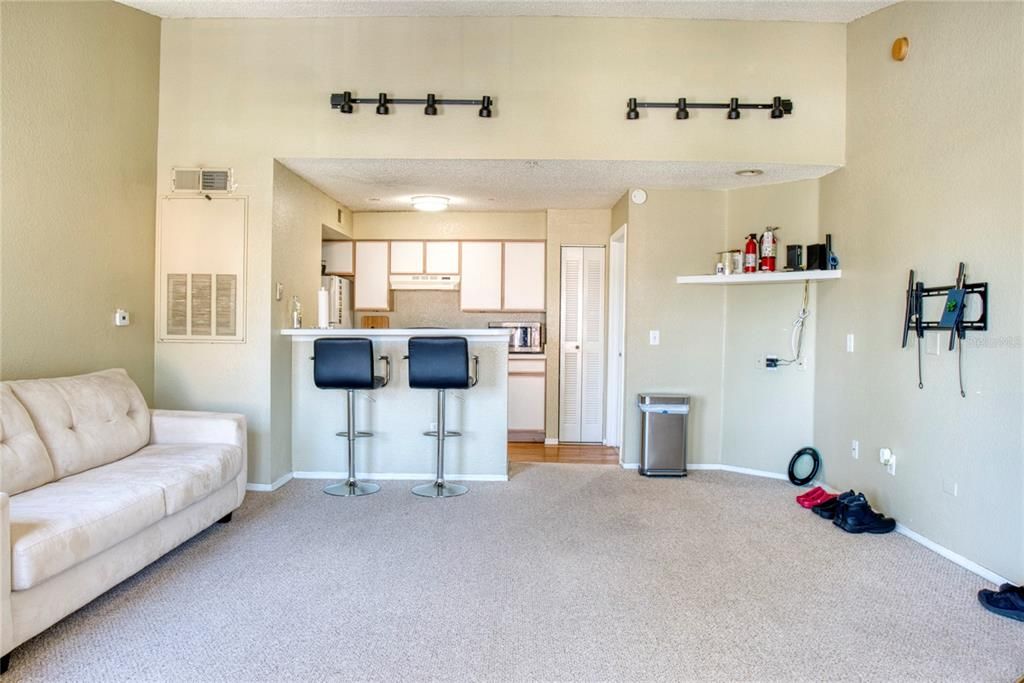 For Sale: $140,000 (1 beds, 1 baths, 762 Square Feet)