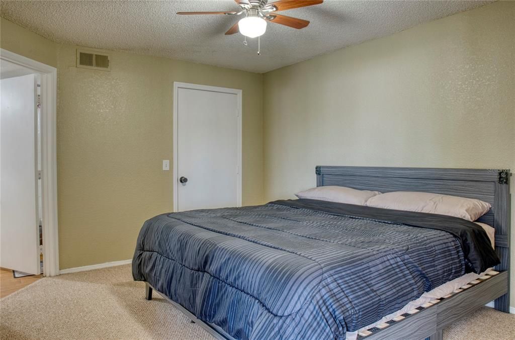 For Sale: $140,000 (1 beds, 1 baths, 762 Square Feet)