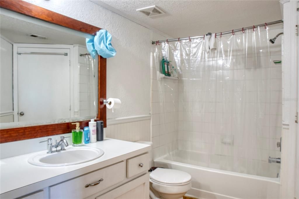 For Sale: $140,000 (1 beds, 1 baths, 762 Square Feet)