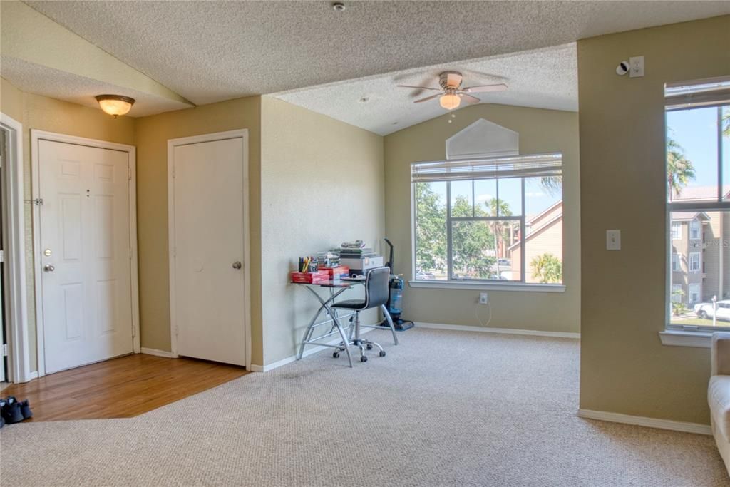 For Sale: $140,000 (1 beds, 1 baths, 762 Square Feet)