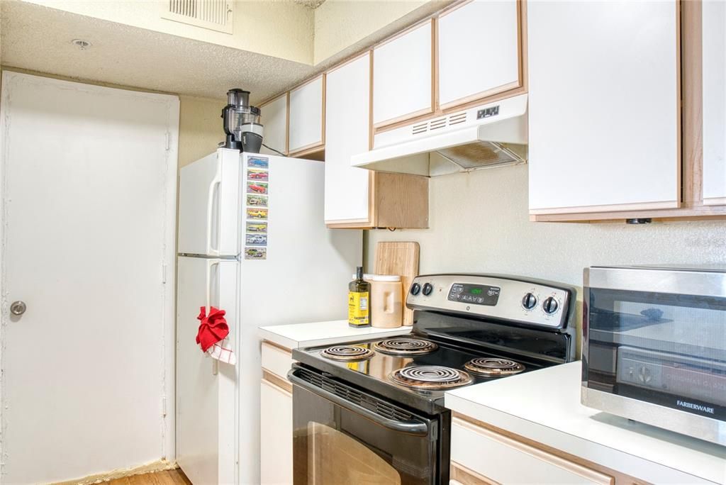 For Sale: $140,000 (1 beds, 1 baths, 762 Square Feet)