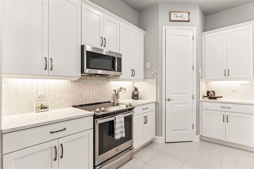 待售: $649,000 (4 贝兹, 3 浴室, 2396 平方英尺)