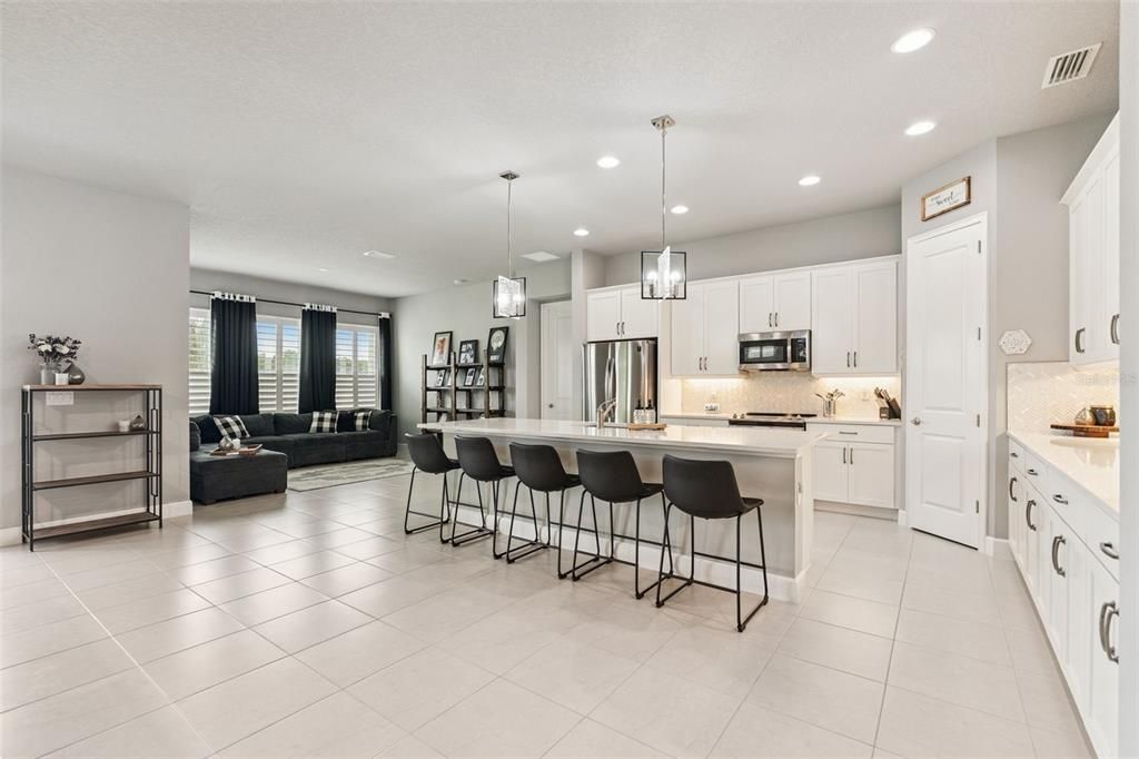 待售: $649,000 (4 贝兹, 3 浴室, 2396 平方英尺)