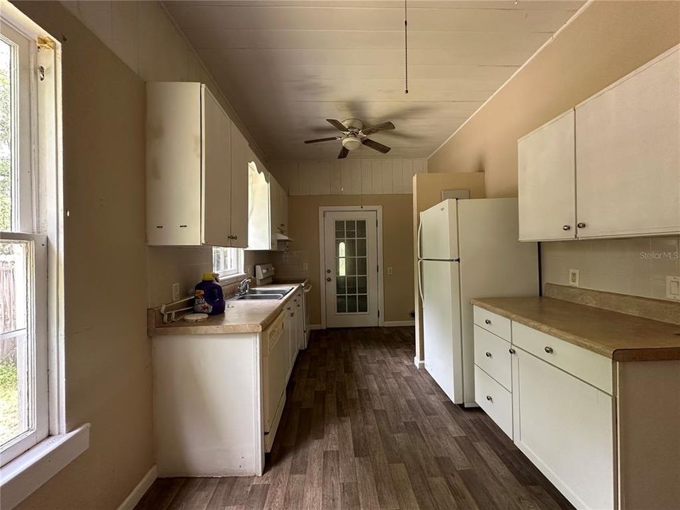 出租: $1,295 (3 贝兹, 1 浴室, 1144 平方英尺)