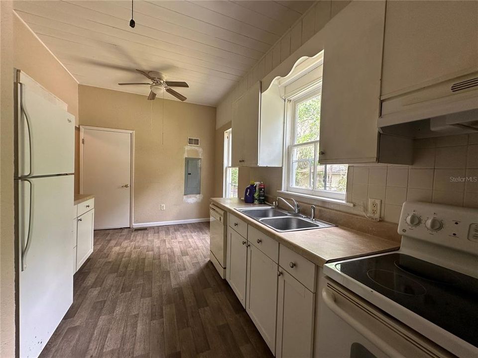 出租: $1,295 (3 贝兹, 1 浴室, 1144 平方英尺)