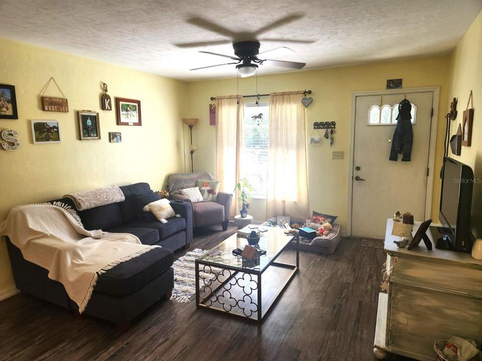 For Rent: $1,100 (2 beds, 1 baths, 972 Square Feet)