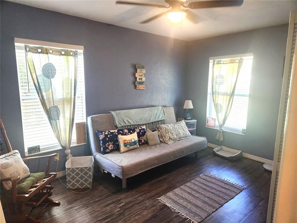 For Rent: $1,100 (2 beds, 1 baths, 972 Square Feet)