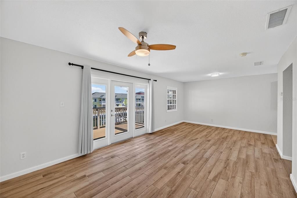 For Sale: $227,000 (1 beds, 1 baths, 562 Square Feet)