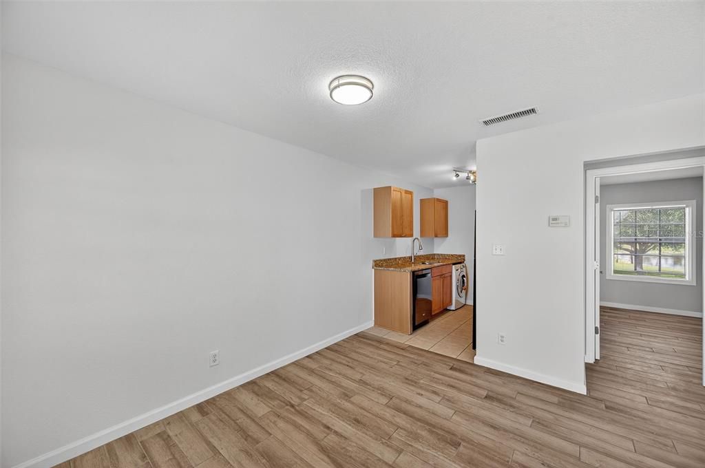 For Sale: $227,000 (1 beds, 1 baths, 562 Square Feet)