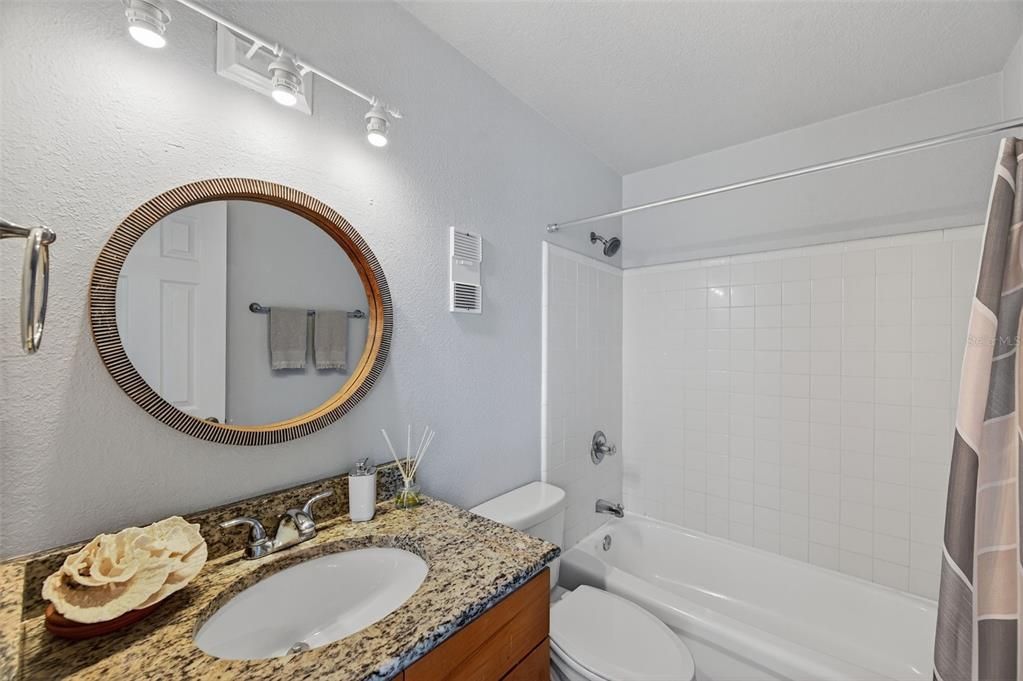 For Sale: $227,000 (1 beds, 1 baths, 562 Square Feet)