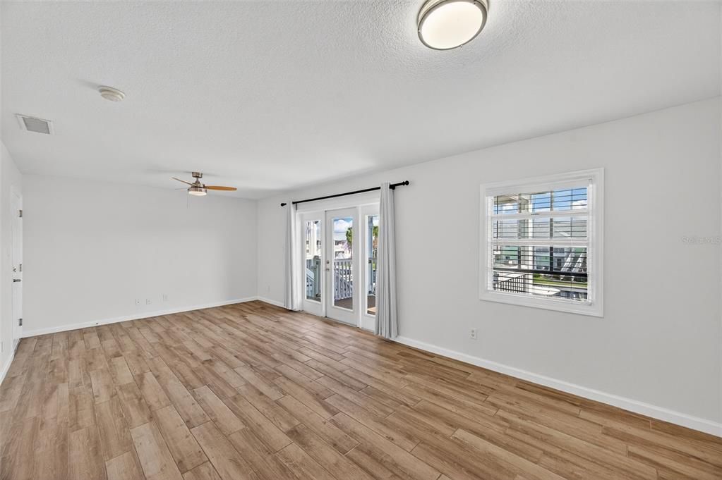 For Sale: $227,000 (1 beds, 1 baths, 562 Square Feet)