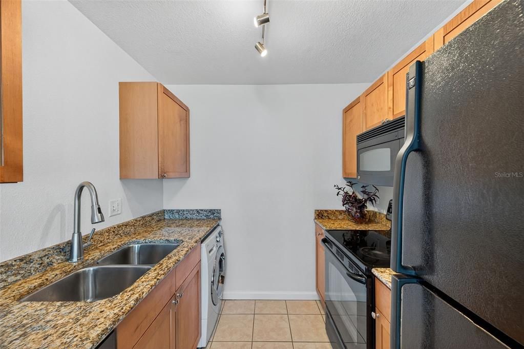 For Sale: $227,000 (1 beds, 1 baths, 562 Square Feet)