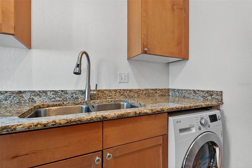 For Sale: $227,000 (1 beds, 1 baths, 562 Square Feet)
