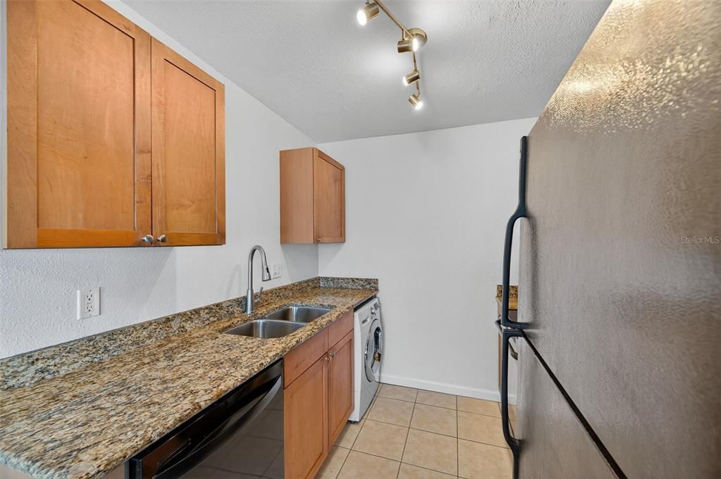 For Sale: $227,000 (1 beds, 1 baths, 562 Square Feet)
