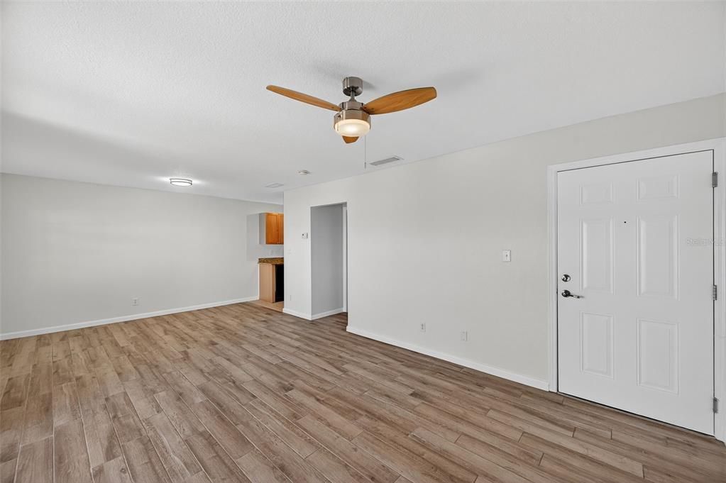 For Sale: $227,000 (1 beds, 1 baths, 562 Square Feet)