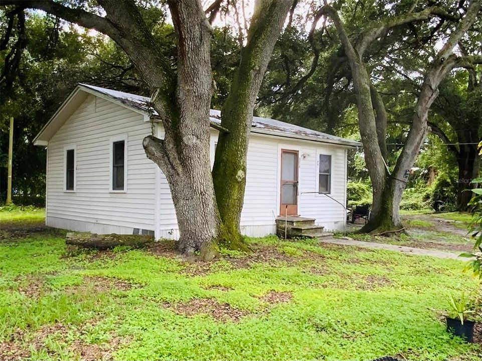 For Sale: $165,000 (2 beds, 1 baths, 720 Square Feet)