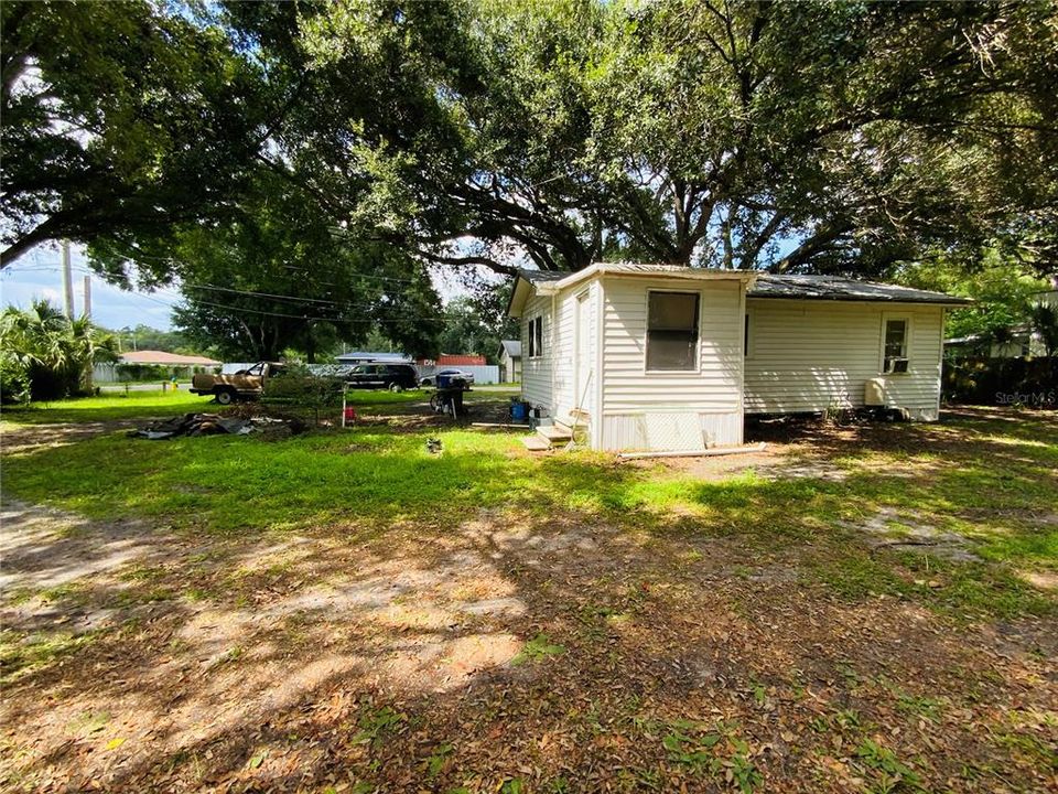 For Sale: $165,000 (2 beds, 1 baths, 720 Square Feet)