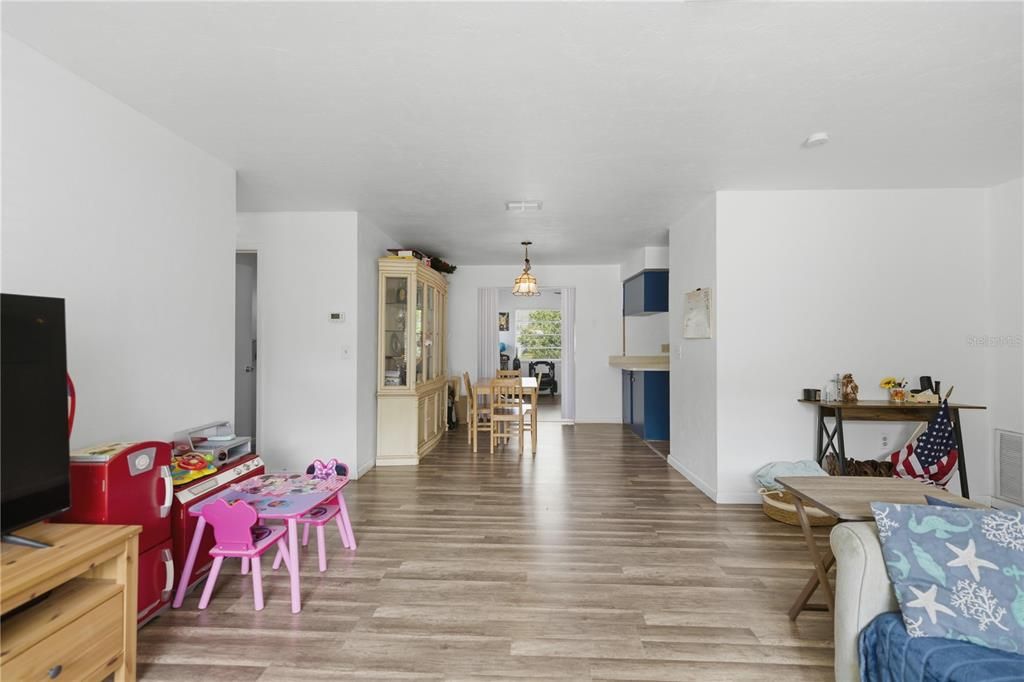 待售: $219,000 (2 贝兹, 1 浴室, 1226 平方英尺)