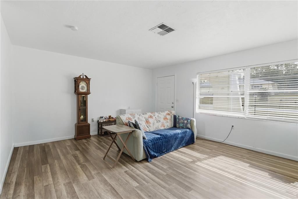 待售: $219,000 (2 贝兹, 1 浴室, 1226 平方英尺)