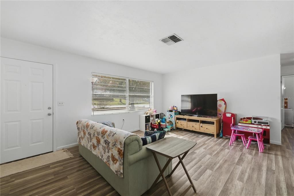 待售: $219,000 (2 贝兹, 1 浴室, 1226 平方英尺)