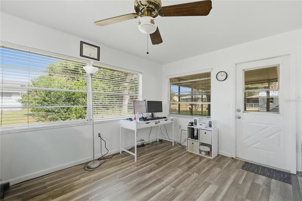 待售: $219,000 (2 贝兹, 1 浴室, 1226 平方英尺)