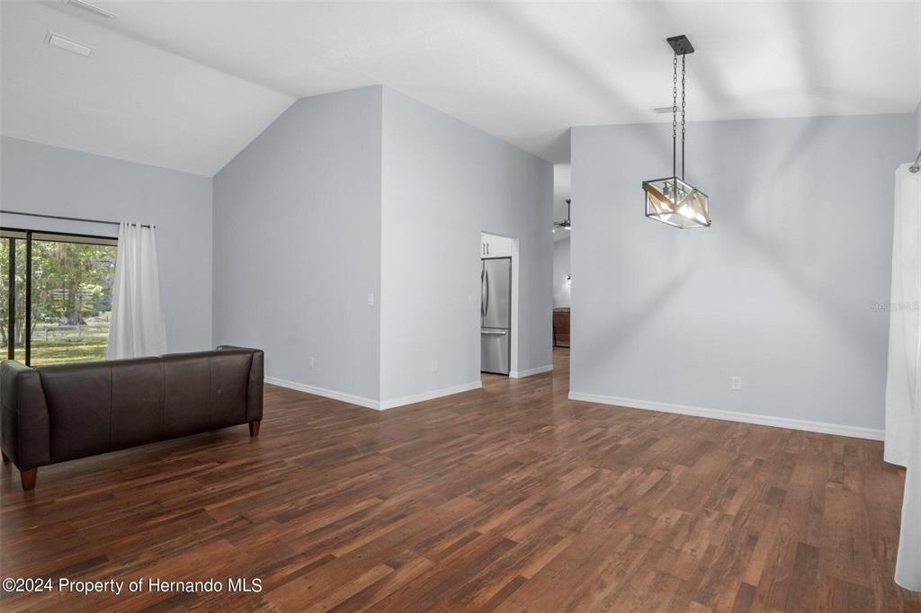 出租: $2,500 (2 贝兹, 2 浴室, 2460 平方英尺)