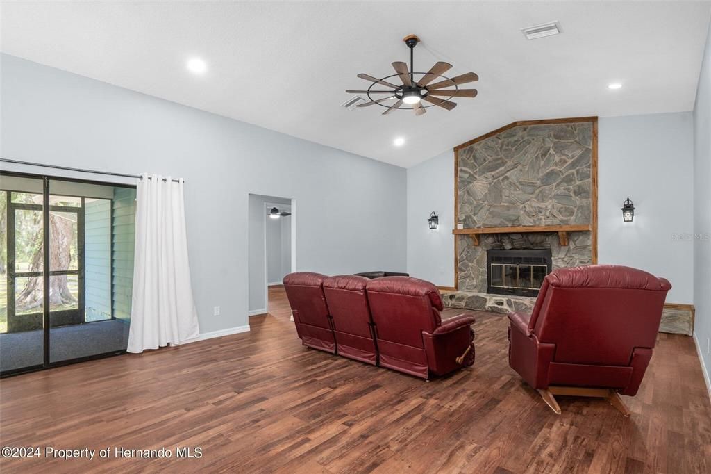 出租: $2,500 (2 贝兹, 2 浴室, 2460 平方英尺)