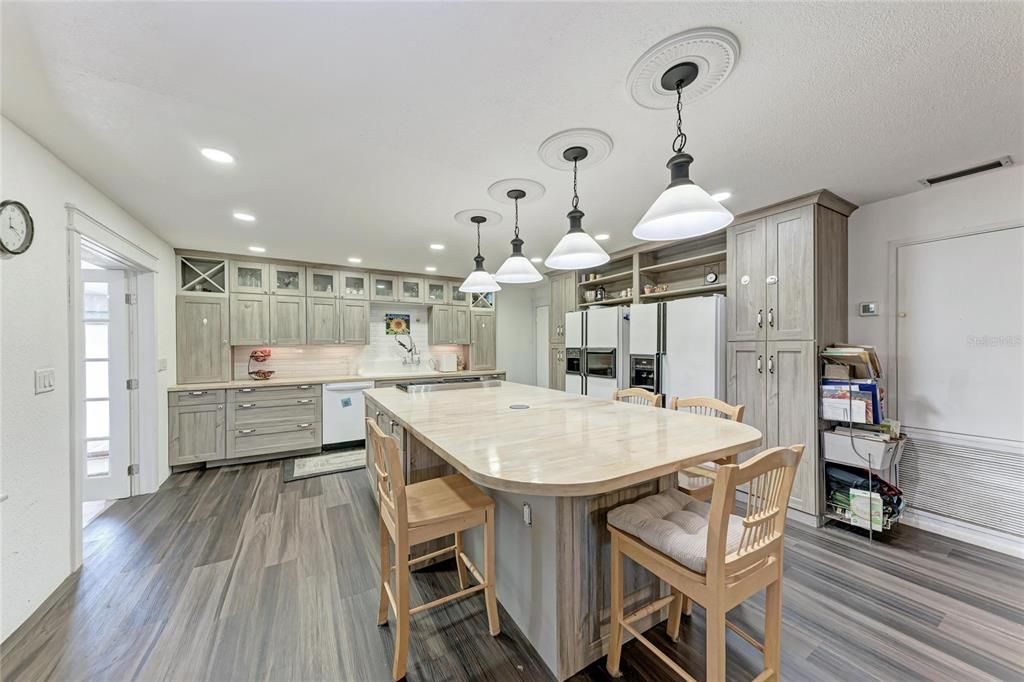 待售: $725,000 (6 贝兹, 0 浴室, 5132 平方英尺)